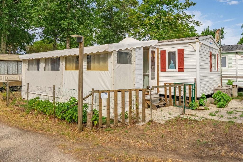 a white house with a fence in front of it at Mh 61 La Tremblade in La Tremblade