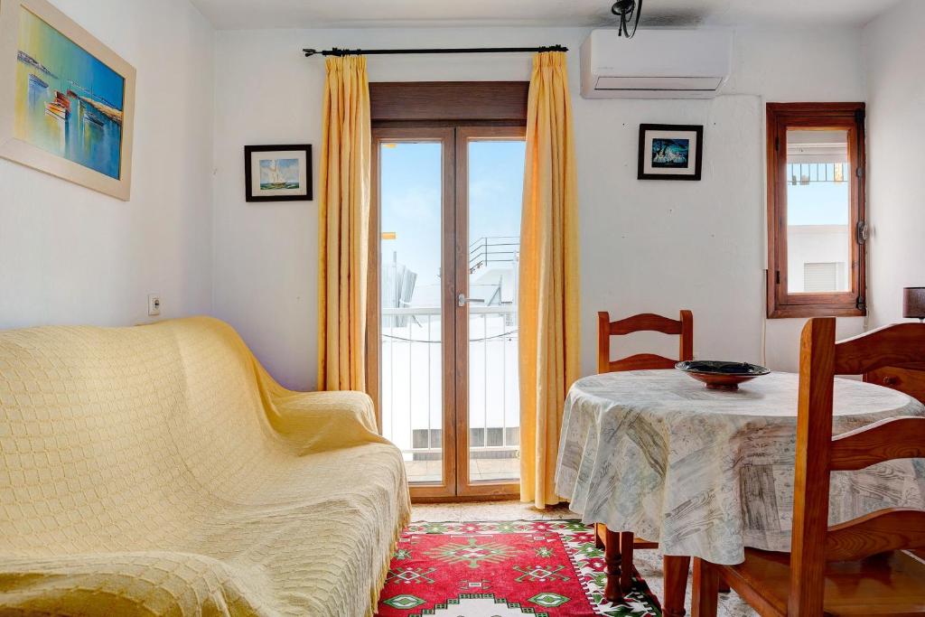 a living room with a table and a couch at Casa Ángela in Conil de la Frontera