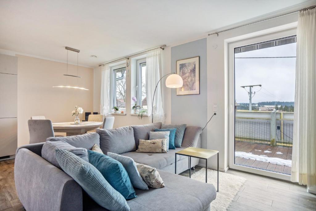a living room with a couch and a table at Ferienwohnung am Kappenturm in Hayingen