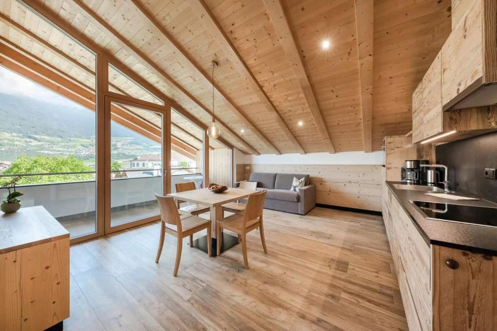 a kitchen and dining room with a table and chairs at Natur Suite Edelweisshof App Tony in Chiusa