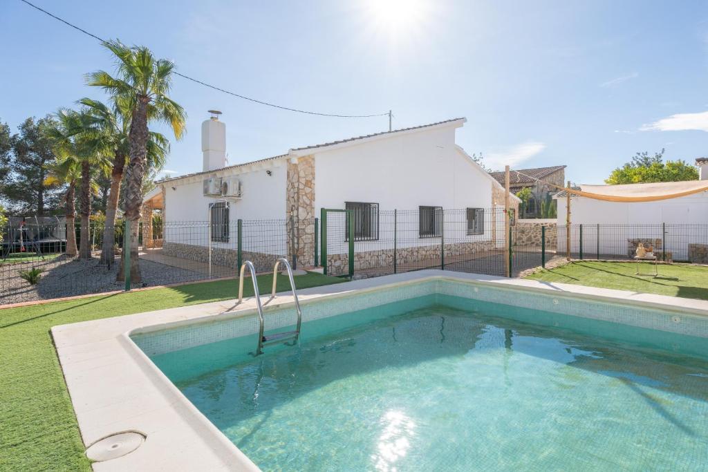 una piscina di fronte a una casa di Casa Rural Reme a Navarrés