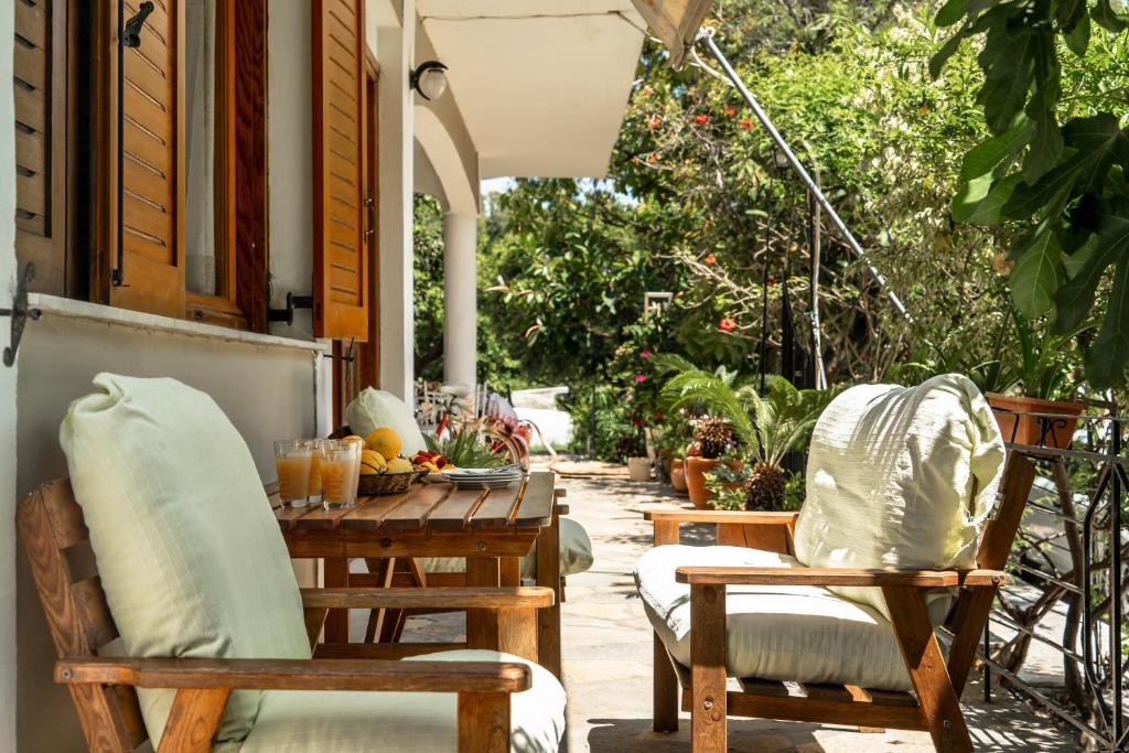 a patio with a table and chairs on a porch at Makis Family Studio in Khionáta