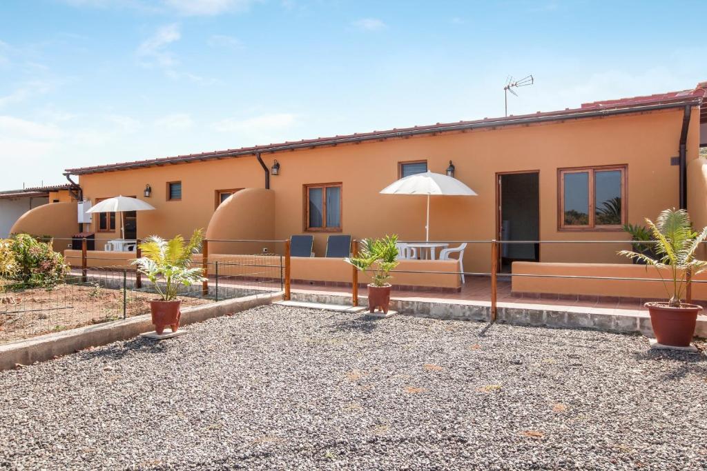 a house with a courtyard with potted plants at Casa Quemahierro 1 in Icod de los Vinos