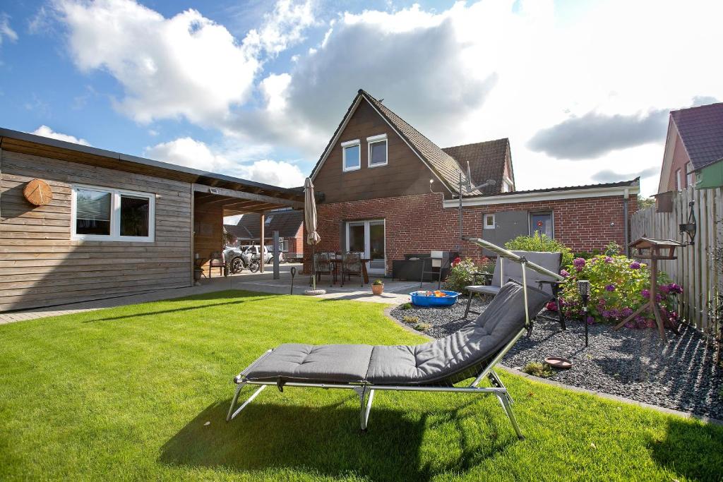 a backyard with a swing in the grass at Ferienwohnung Erichsen, Viöl in Viöl