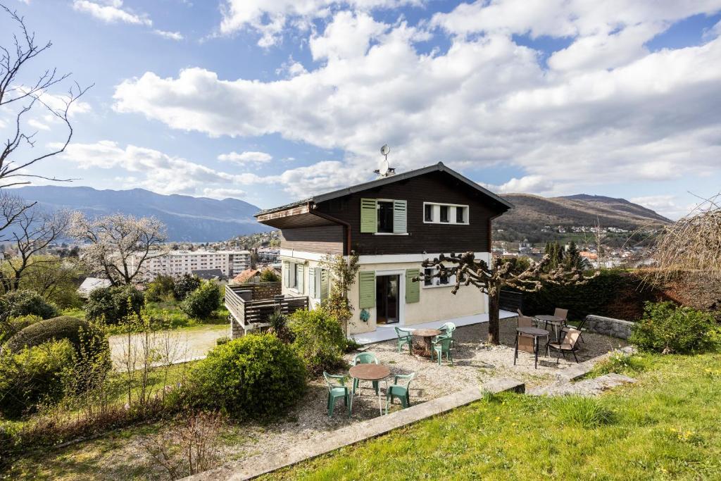 una piccola casa con un tavolo e delle sedie in un cortile di Chalet Les Tourelles ad Aix-les-Bains