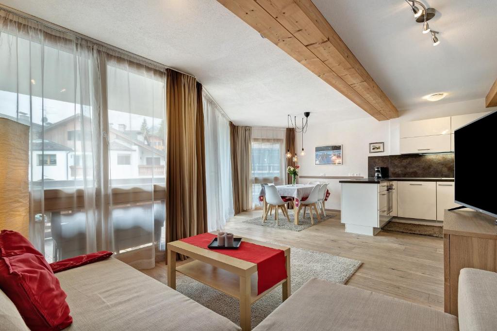 a living room with a couch and a table at Ciasa Irene Dreizimmerwohnung in La Villa