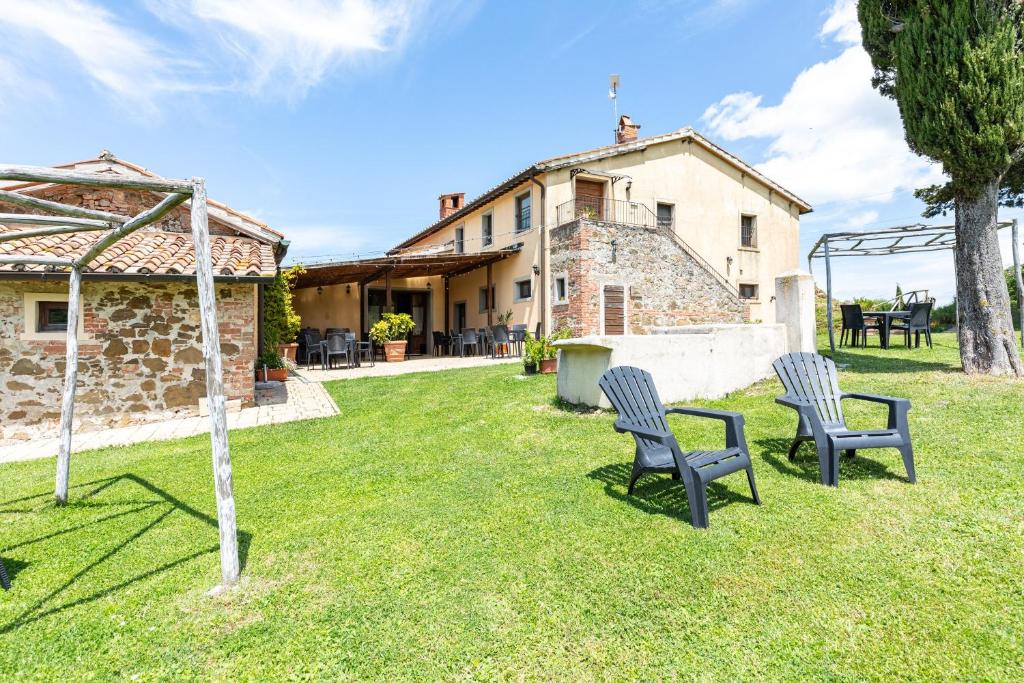 two chairs in the yard of a house at Masseria del bosco Poderuccio in Chianciano Terme