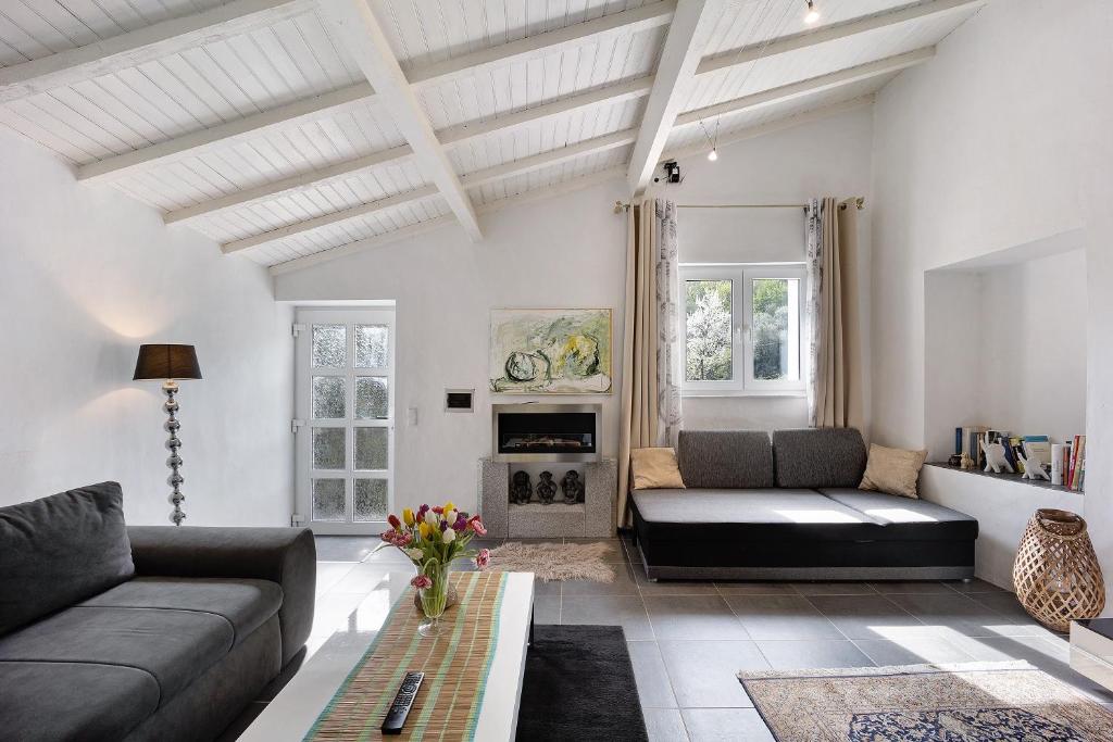 a living room with a couch and a table at Paradies Ligurien - Imperia in Torre Paponi