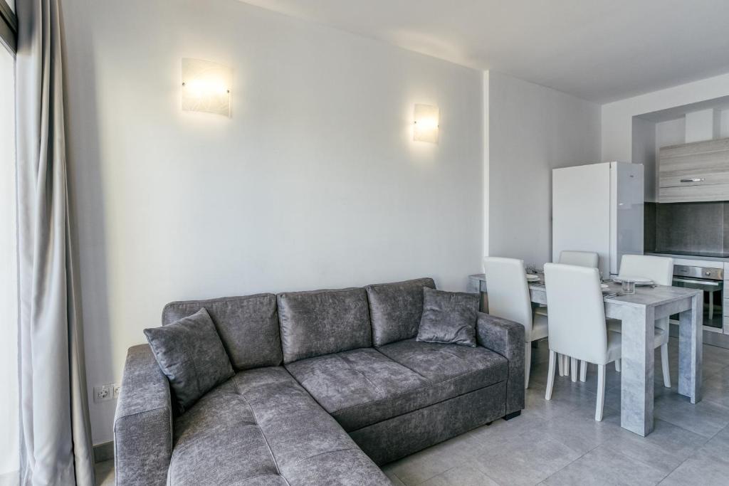 a living room with a couch and a table at Giuliano Superior 3 para 4 personas in Empuriabrava