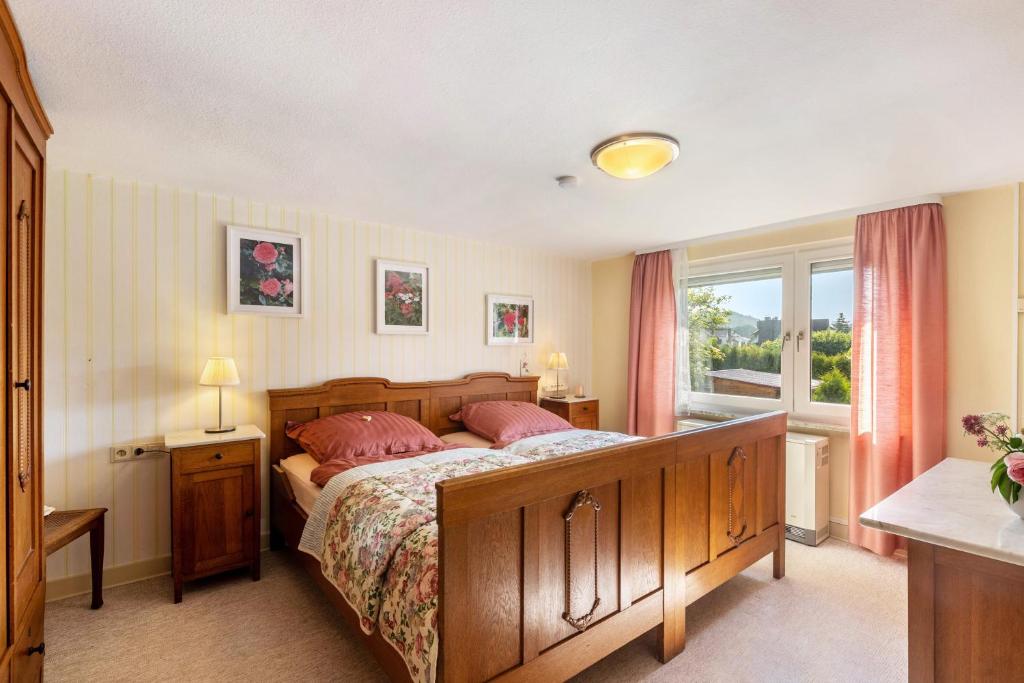 a bedroom with a large bed and a window at Ferienwohnung Prinzessinengarten in Jesberg