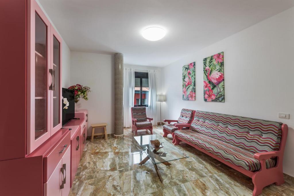 a living room with a couch and a table at Lujan 6f Entre Sueños Y Realidad in Puntallana