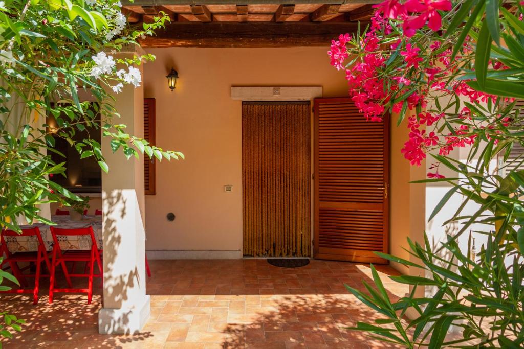 a view of the front door of a house with flowers at Bilo Camelia in Marina di Grosseto