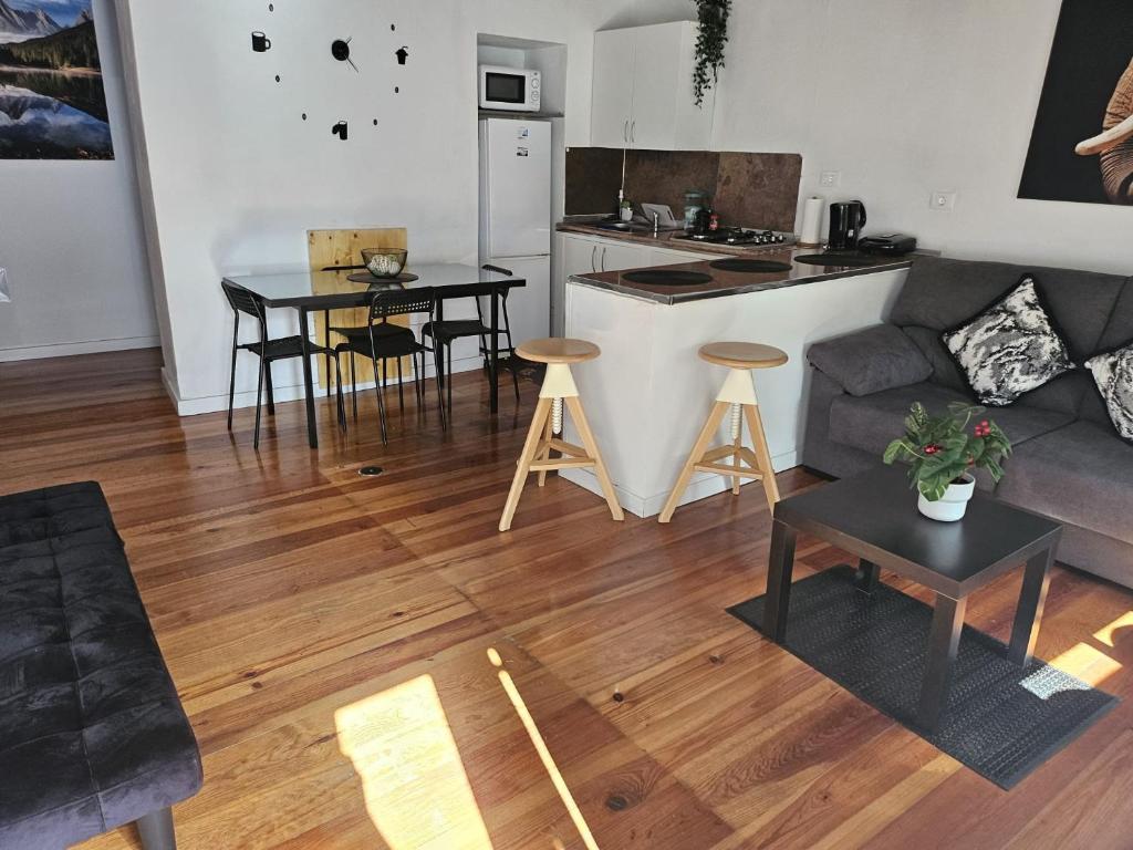 a living room with a couch and a kitchen at Casa Rural tacoronte in Tacoronte