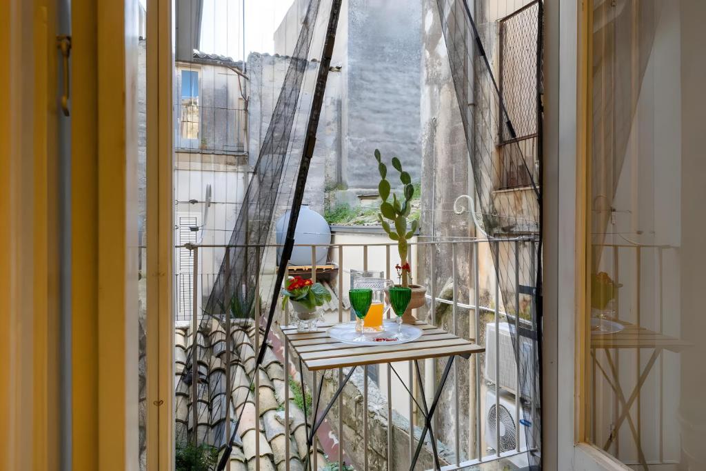 a balcony with a table with drinks on it at Dimora D'Incanto in Ragusa