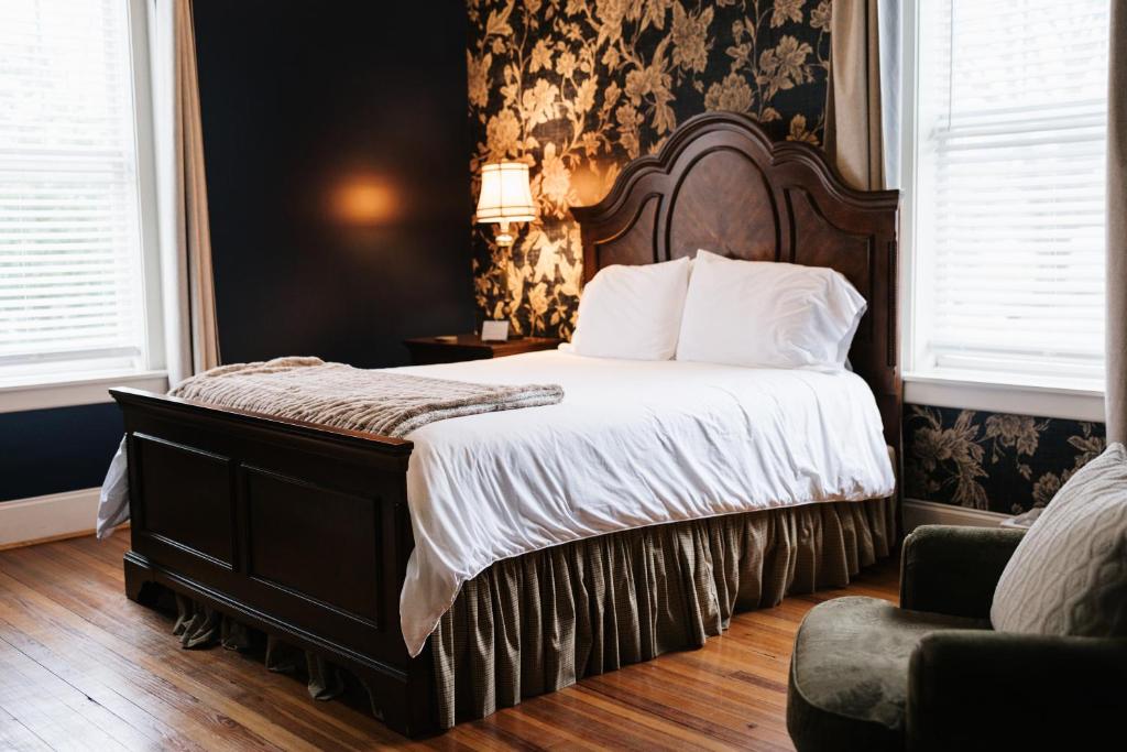 The Grand Lux Inn - Housity