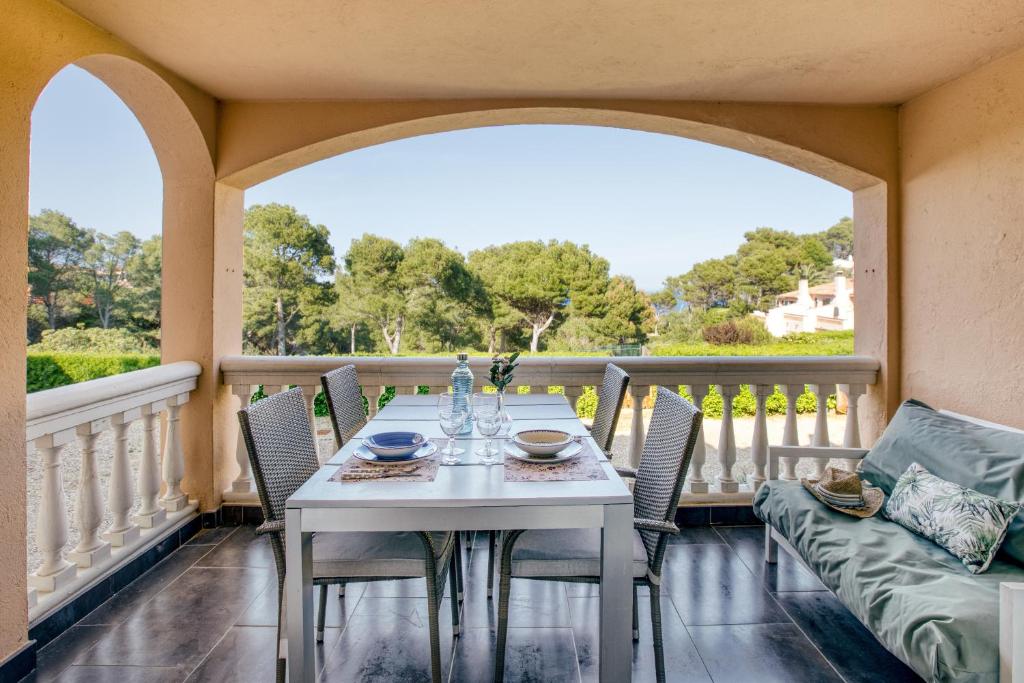 ein Esszimmer mit Tisch und Stühlen auf einem Balkon in der Unterkunft Mareva in Begur