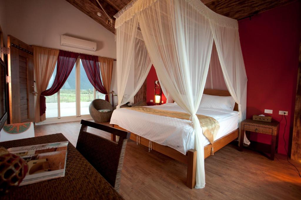 sypialnia z łóżkiem z baldachimem w obiekcie Cloudenjoy B&B w mieście Hualian