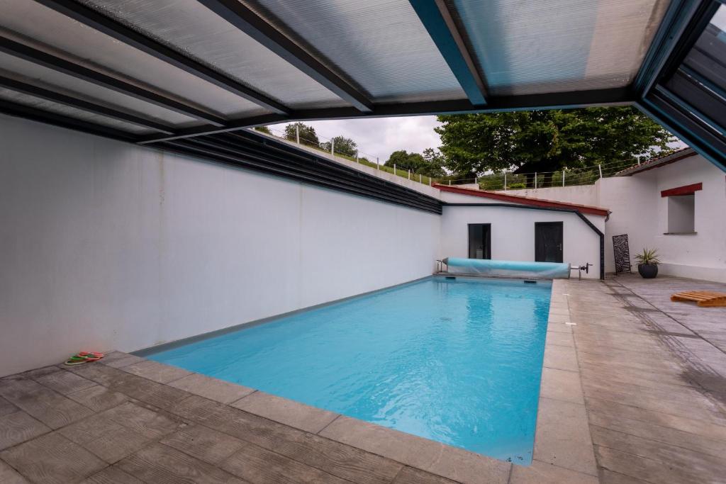 a swimming pool on the side of a building at Villa À Isturits Avec Piscine in Isturits