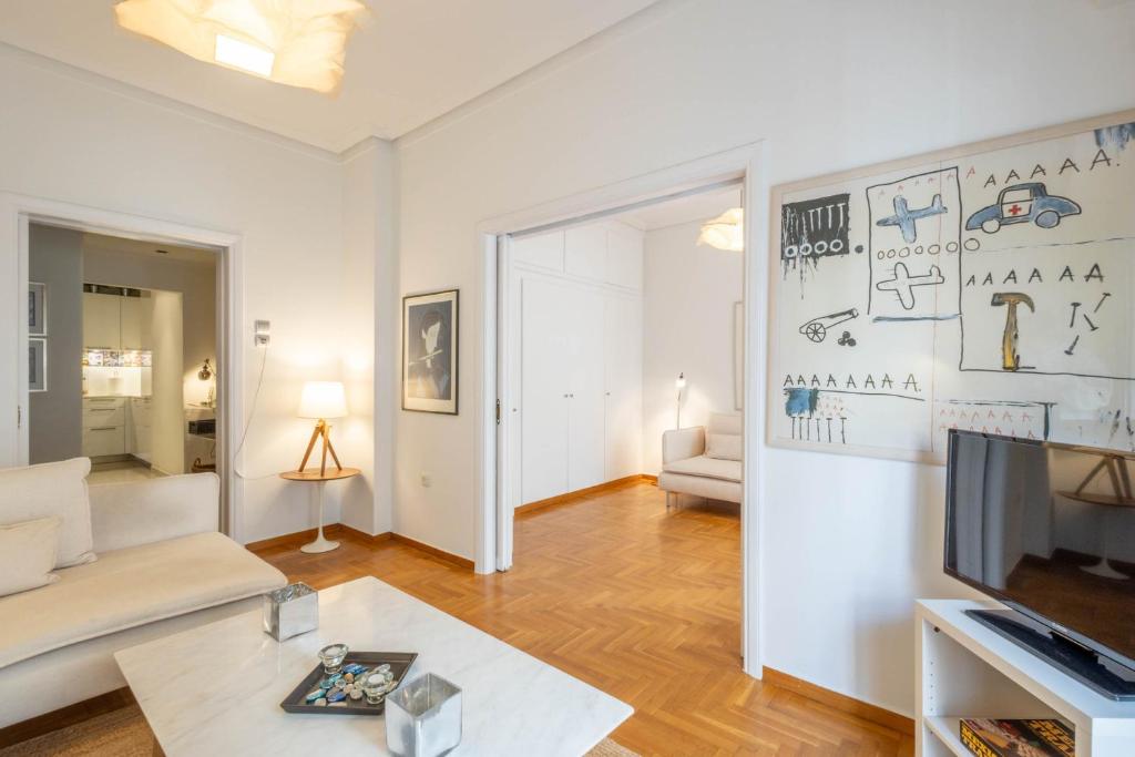 Elegant Art-Filled 80sqm Apartment in Kolonaki, Steps from Syntagma