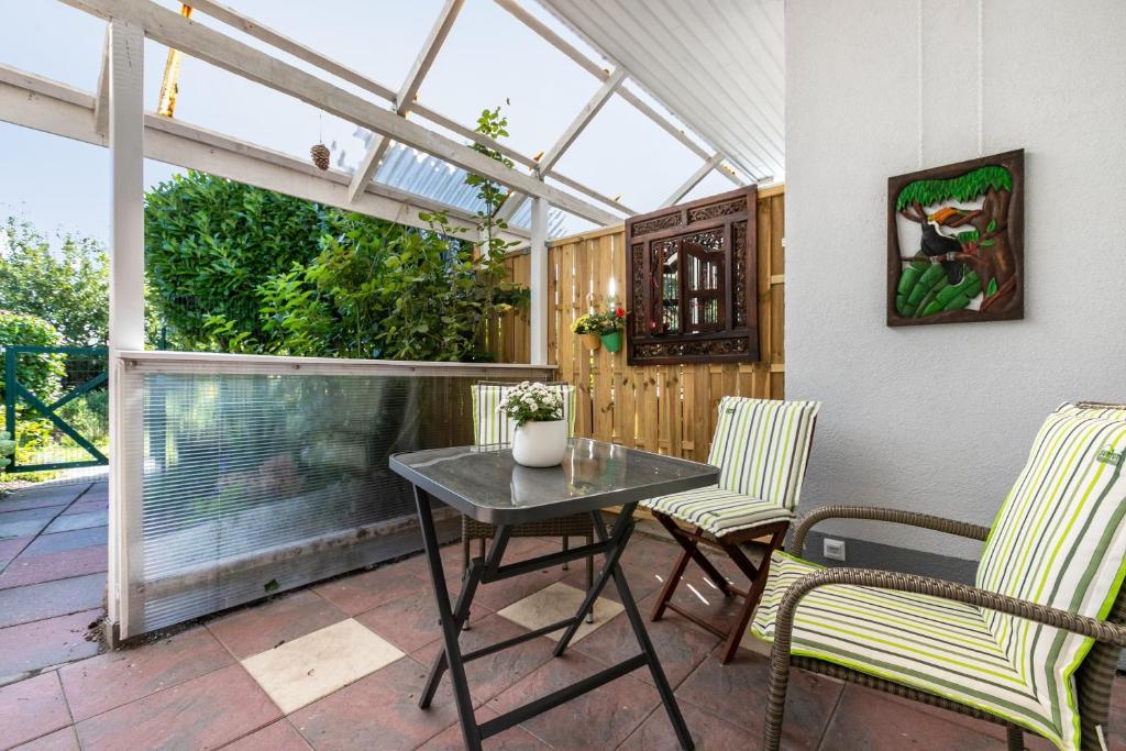 a screened in porch with a table and chairs at Ferienwohnung zur Ostsee in Westerholz
