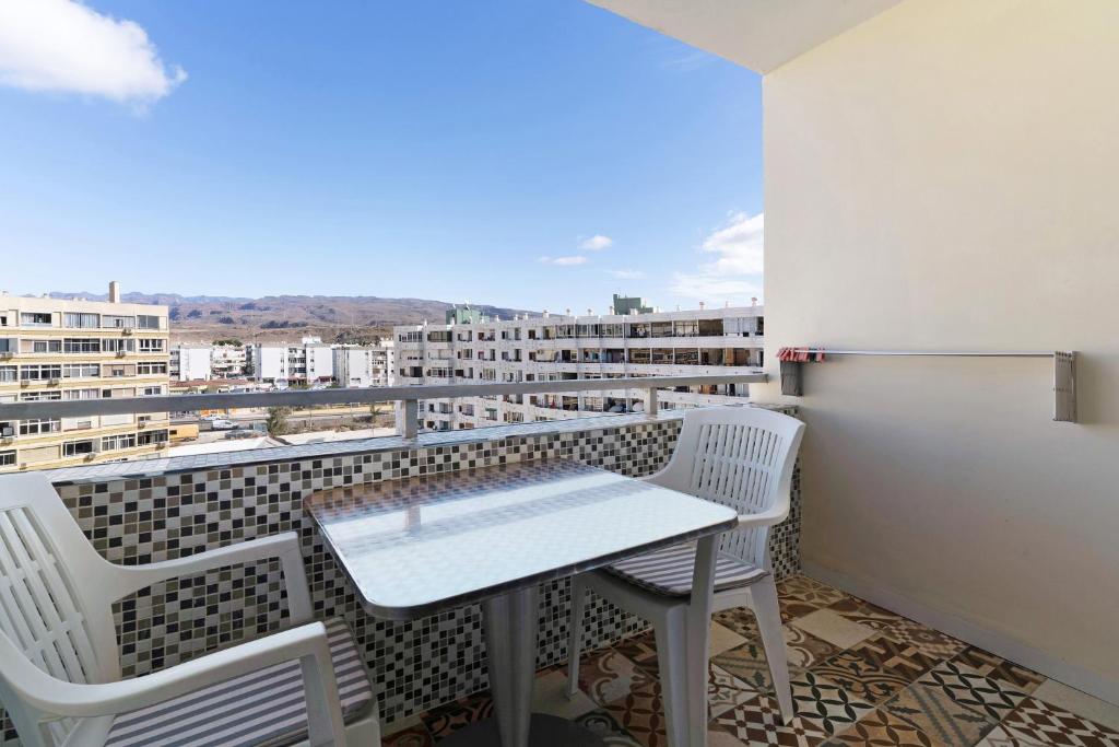a table and chairs on a balcony with a view at Los Molinos 735 in Maspalomas