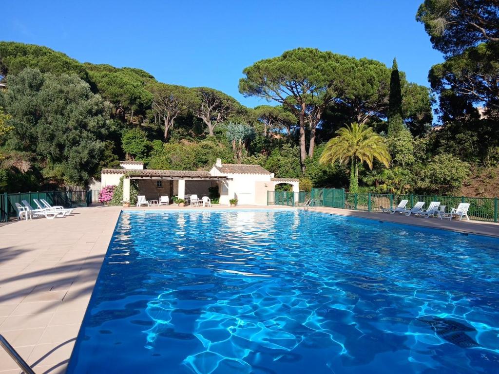 a swimming pool with a house in the background at Un Petit Paradis à Gigaro in La Croix-Valmer