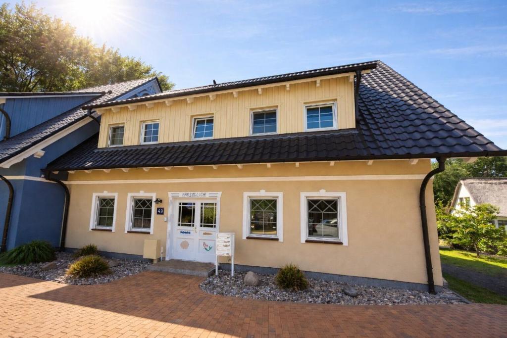 a house with a black roof at Quartier4u - 4 Sterne - inklusive eigene BikeBox mit Strom - Wäschepaket - POWER WLAN - Parkplatz - early CheckIn - # Bestpreisgarantie # in Zingst