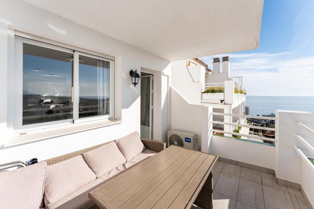 a living room with a couch and a window at Studio Vista Bonita in Sitio de Calahonda