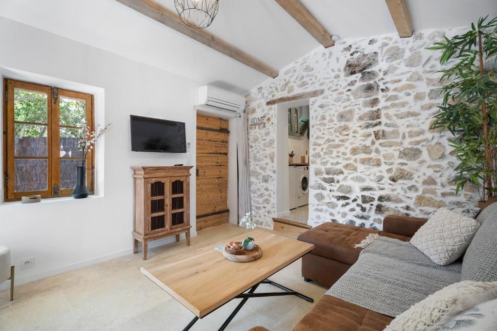 a living room with a stone wall at Joli gîte dans les collines in Toulon