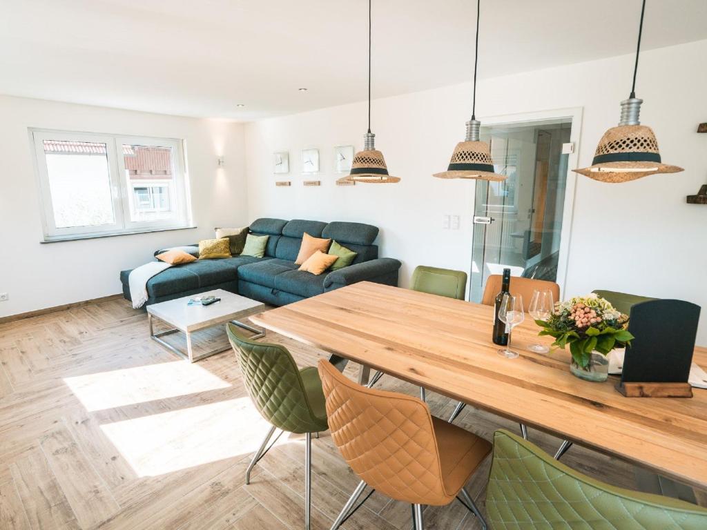 a living room with a table and a couch at Ferienwohnung 12 Kirschen in Durbach