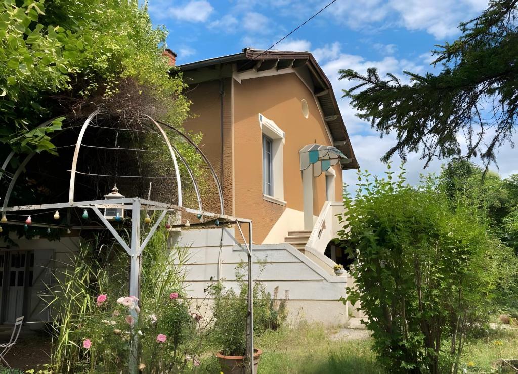 a house with a bird cage in the yard at Sous Le Tilleul - 3 personnes in Valréas