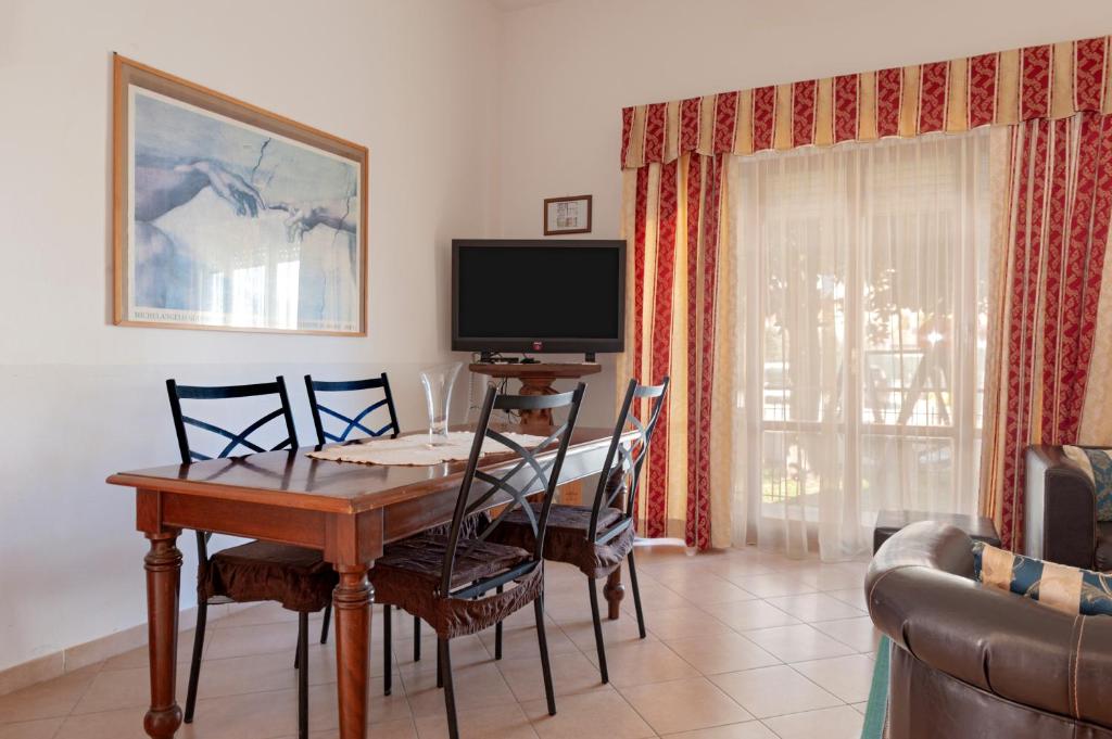 a dining room with a table and a television at Bandb Cindy in Navacchio
