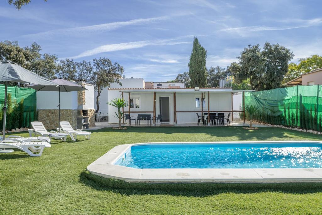 a backyard with a swimming pool and a house at El encanto de Ronda in Ronda