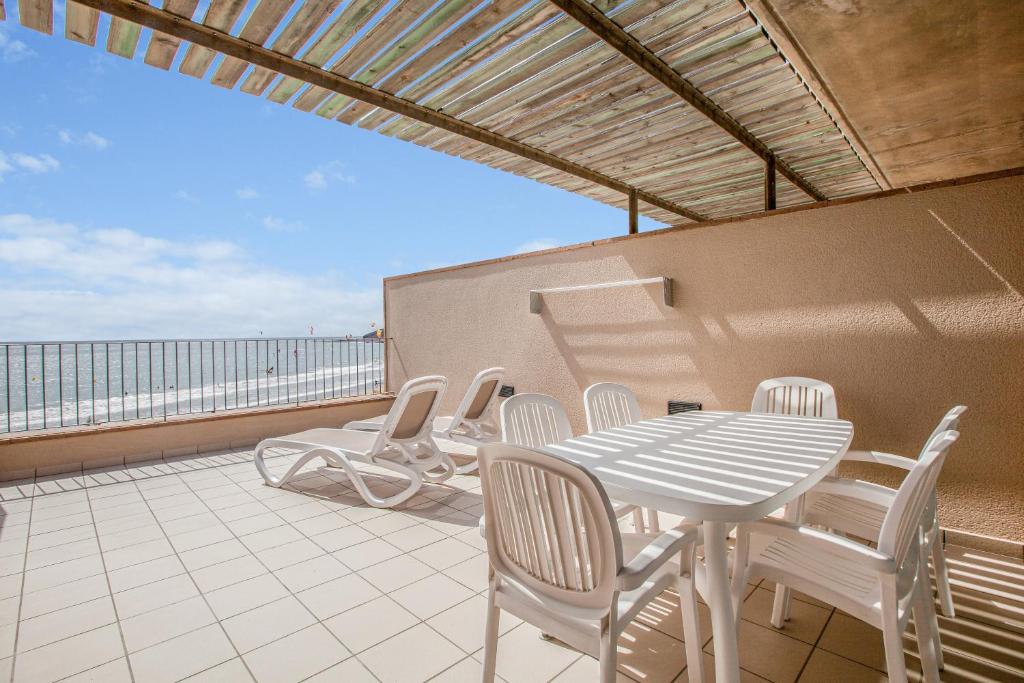 a patio with a table and chairs on a balcony at Casa Médano 18 in Granadilla de Abona