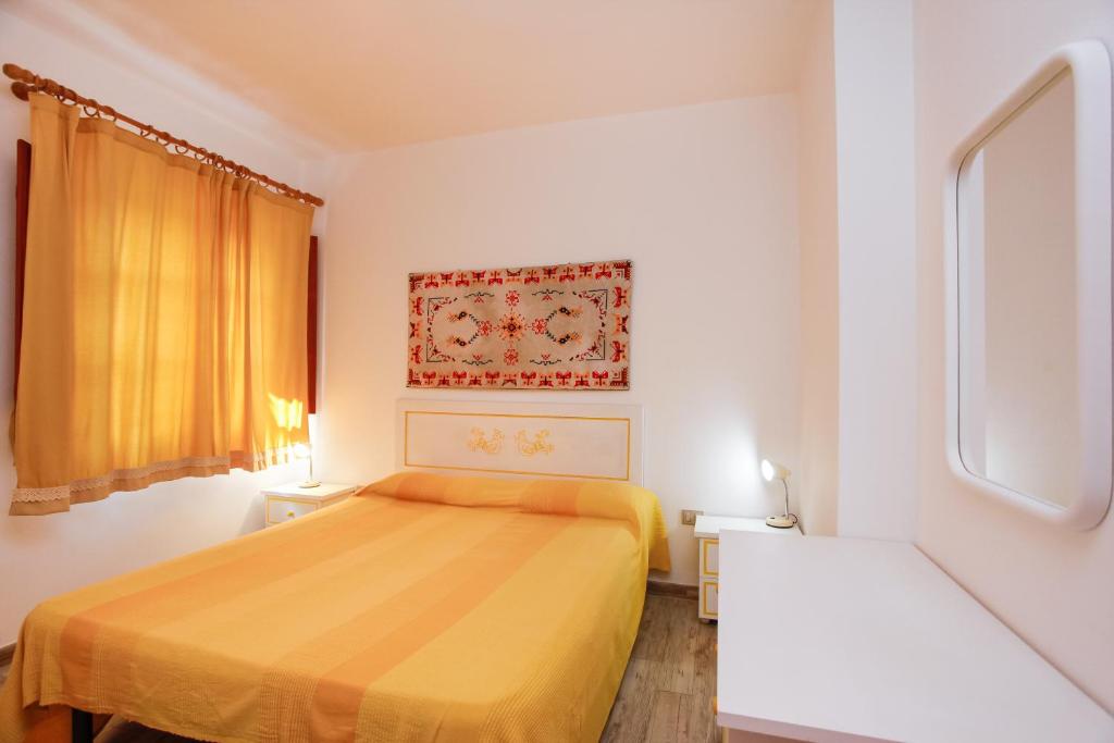 a small bedroom with a bed and a window at mirtagru Bilo Mare 2 in Budoni