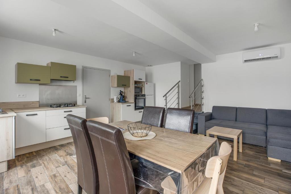 a kitchen and dining room with a table and chairs at Gîte Brain de nuit in Brain-sur-Allonnes