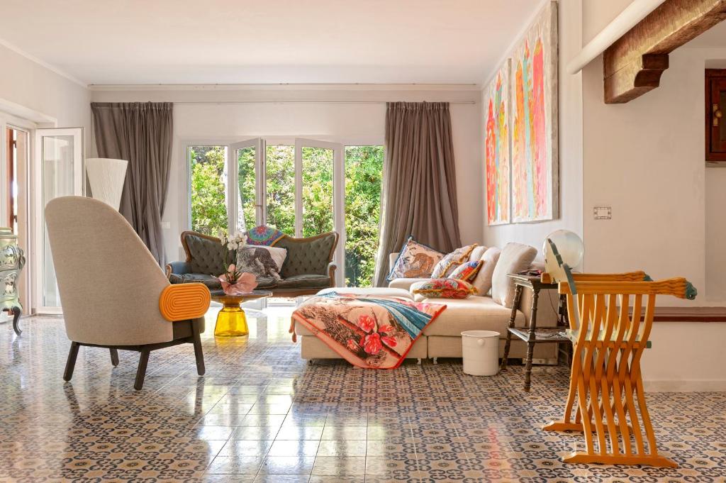 a living room with a couch and chairs at Villa Magnolie in Chioma