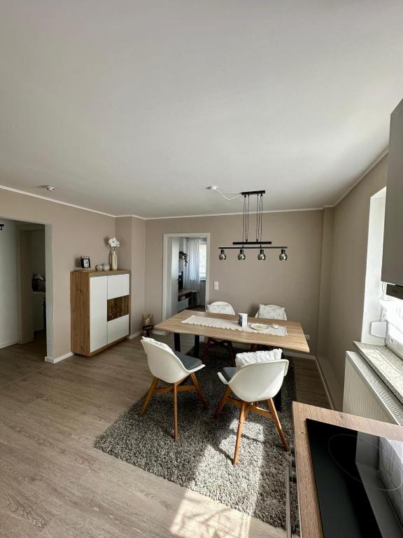 a living room with a dining room table and chairs at Ferienwohnung Hollmann in Kaufbeuren