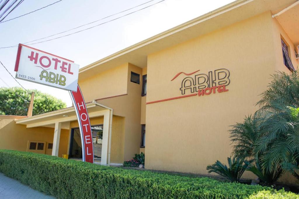 een hotelbord voor een gebouw bij Hotel Abib in Irati