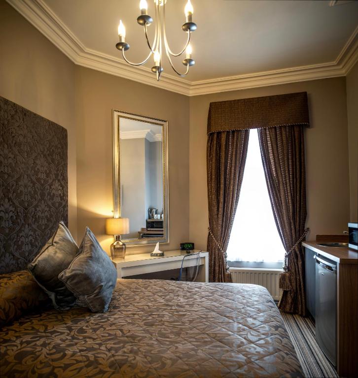 Postel nebo postele na pokoji v ubytování York House Hotel