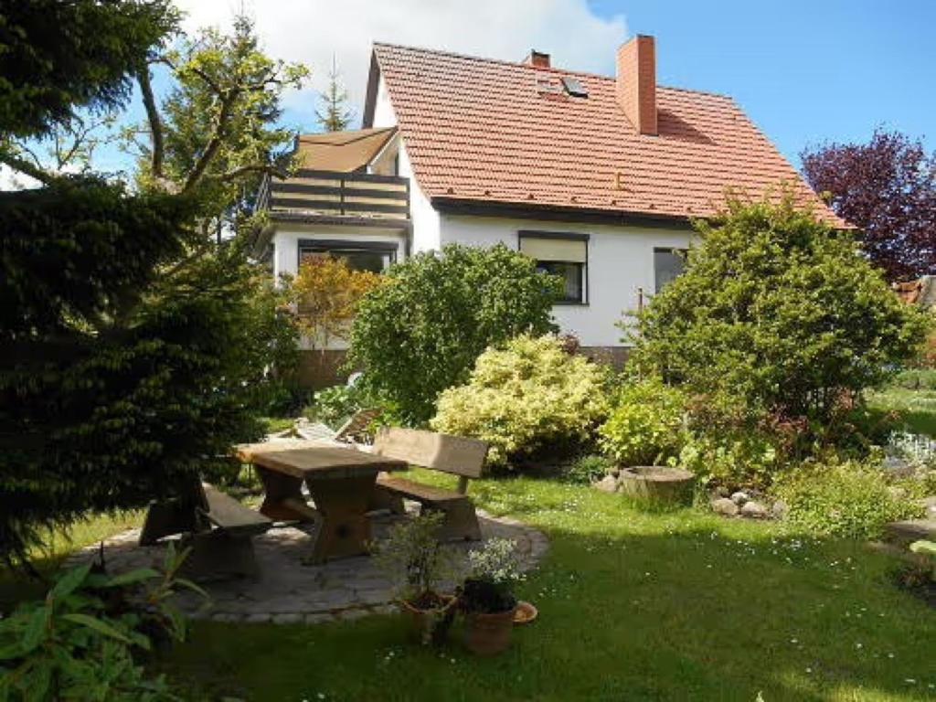 a backyard with a picnic table and a house at Ferienwohnung Spallholtz in Stralsund