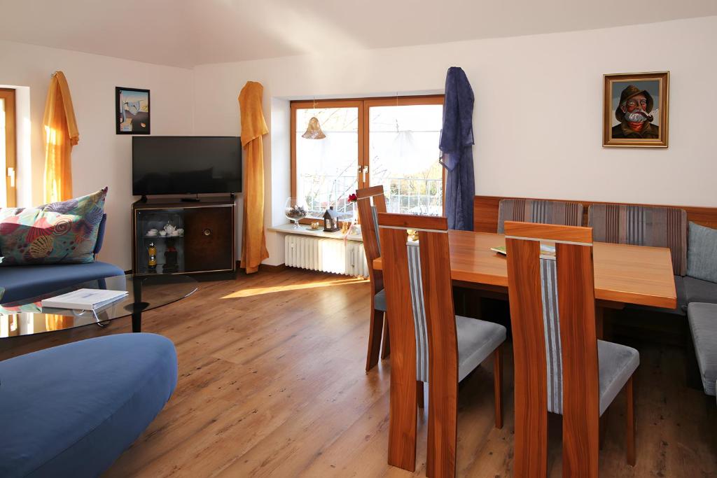 a living room with a dining room table with chairs at Ferienwohnung Jule in Sonthofen