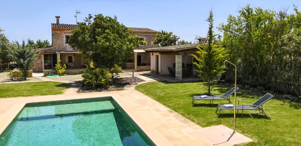a house with a swimming pool in a yard at Cadernera in Búger