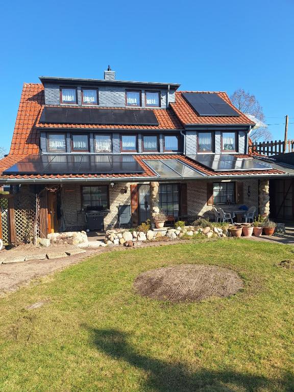 ein großes Haus mit einem Rasen davor in der Unterkunft Bei Oparius in Ganderkesee