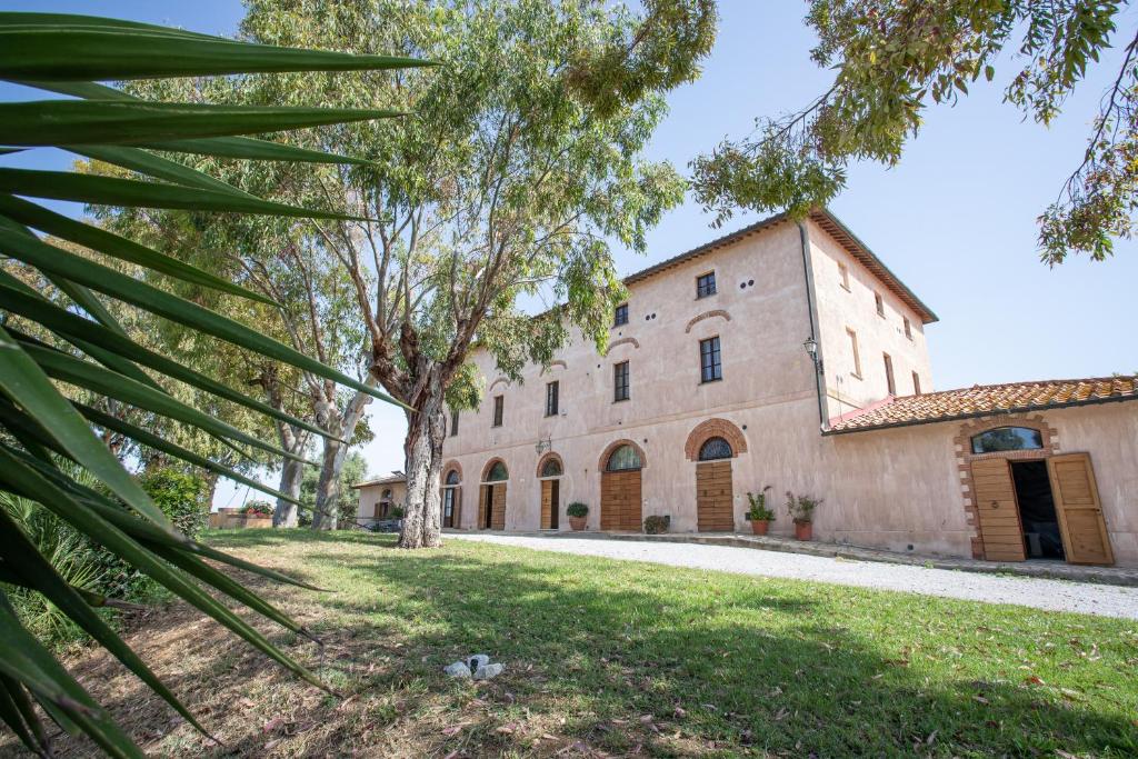 an external view of the villa and its courtyard at Appartamento Capraia in Riotorto