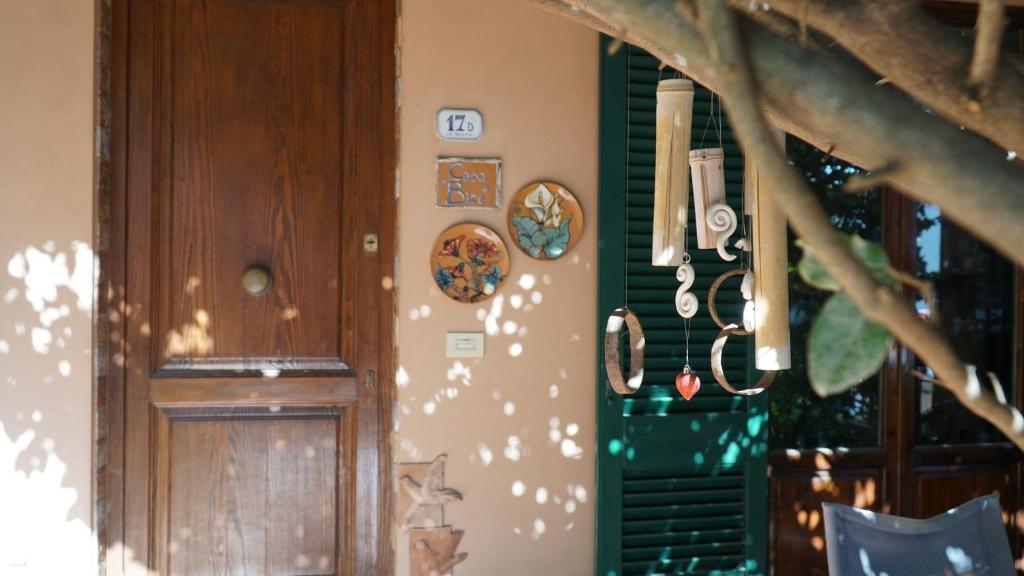 a room with a wall with plates on it at Casa Bice in Marcialla