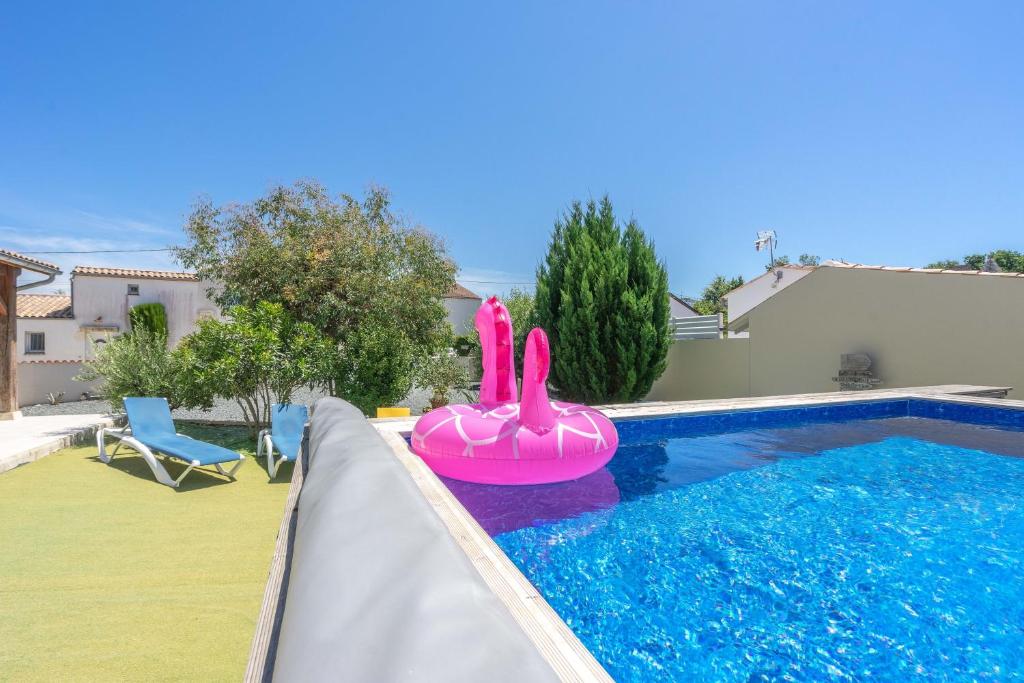 a swimming pool with a pink inflatable pool toy at Villa Cap mer 17 in Saint-Palais-sur-Mer