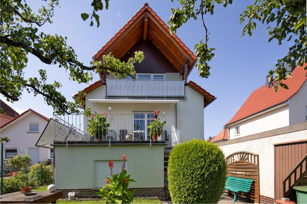 a house with a balcony with a roof at Ferienwohnung Vierheller in Lauterbach