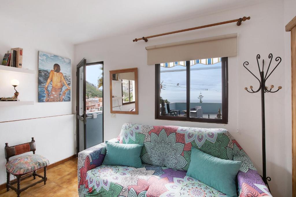 a living room with a couch and a window at La Zotea in Tegueste