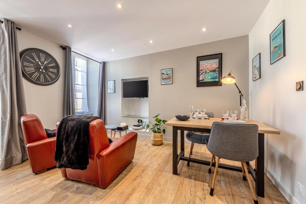 a living room with a dining room table and chairs at Appartement du Théâtre Morlaix in Morlaix